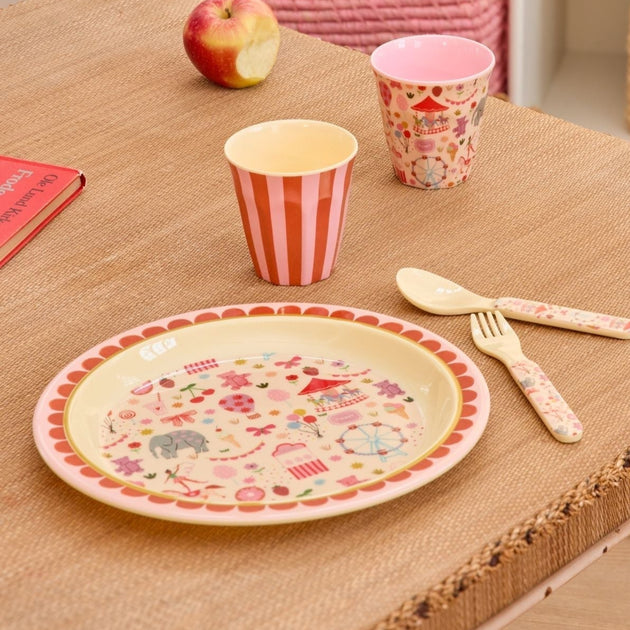 Vaisselle en forme de cœur en porcelaine, avec motifs de coeur, pour la saint-valentin, vente en gros, assiettes en céramique Vaisselle en forme de cœur en porcelaine, avec motifs de coeur, pour la saint-valentin, vente en gros, assiettes en céramique
