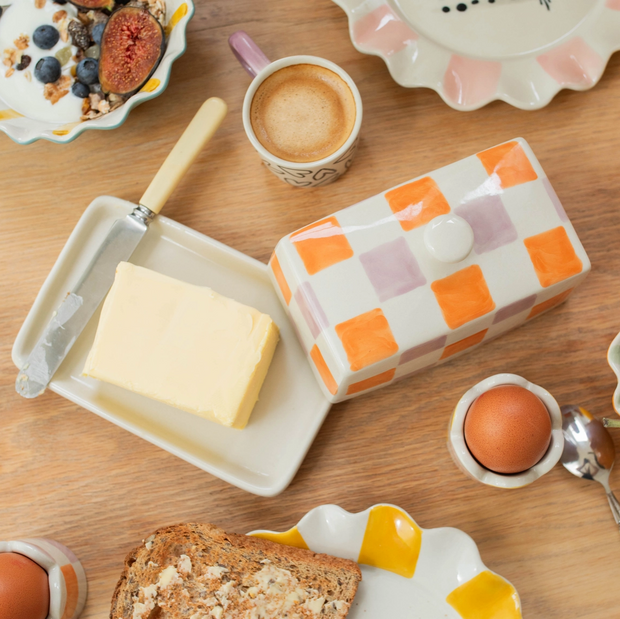 beurrier en céramique motif damier rose et orange caroline gardner