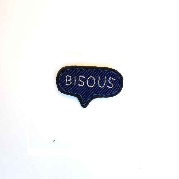 broche brodée macon lesquoy bisous bleu marine - La Boite à Bonheur