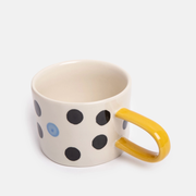 mug en céramique orginal pois noirs et bleus anse jaune CAROLINE GARDNER - La Boite à Bonheur BAYEUX