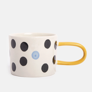 mug en céramique orginal pois noirs et bleus anse jaune CAROLINE GARDNER - La Boite à Bonheur BAYEUX