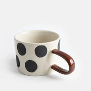 mug en céramique orginal pois noirs anse marron CAROLINE GARDNER - La Boite à Bonheur BAYEUX