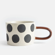 mug en céramique orginal pois noirs anse marron CAROLINE GARDNER - La Boite à Bonheur BAYEUX