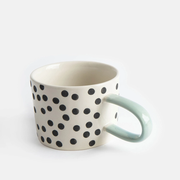 mug en céramique orginal pois noirs anse bleue CAROLINE GARDNER - La Boite à Bonheur BAYEUX