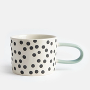 mug en céramique orginal pois noirs anse bleue CAROLINE GARDNER - La Boite à Bonheur BAYEUX