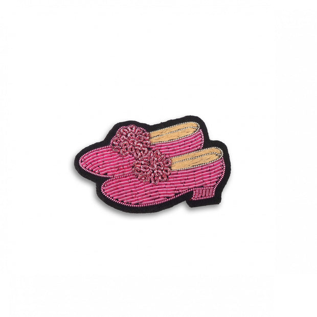 broche brodée chaussons rose macon lesquoy musée galliera - La Boite à Bonheur